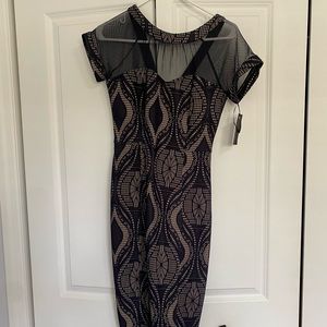 MIDI form fitting navy and beige dress.